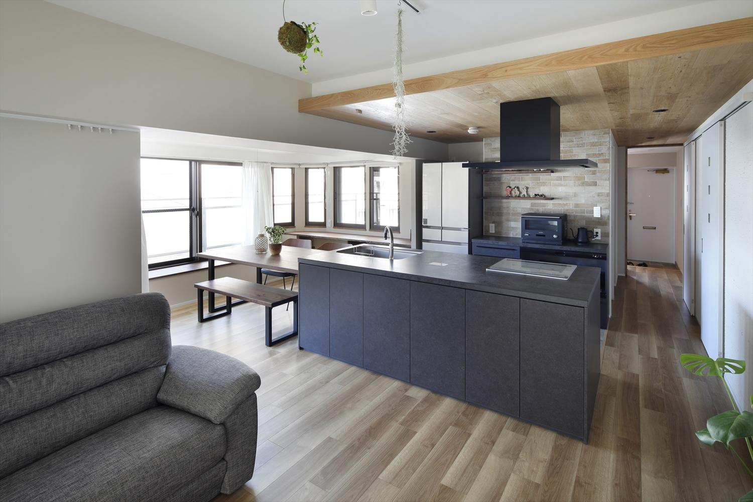 ダイニングとリビングを分断していたキッチンの壁を撤去し、向きを変えて一体感のあるLDKに。床材は愛犬たちの脚が滑りにくいフローリングを採用。防音効果や掃除のしやすさといったメリットも。壁の一部には消臭効果の高い珪藻土を採用して快適に心地よく過ごせる空間を目指した