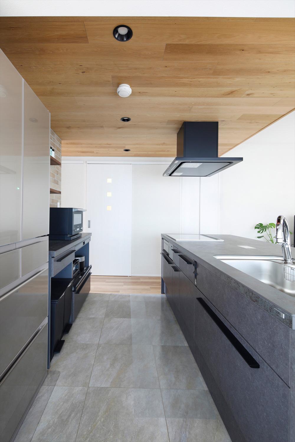 キッチンは各メーカーのショールームに何度も足を運んで選んだこだわりのアイテム。ソリッド&シャープなデザインがLDK全体のナチュラルな優しい空間を引きしめている。床はお手入れしやすいフロアタイルに