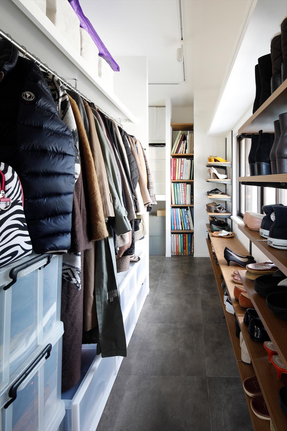 北側の一室をまるまる使ってウォークスルークロゼットに。可動棚やハンガーパイプをたっぷりと設け、あちこちに溢れていた荷物をすっきりと収めることができた。広げた玄関土間と直接つながっているから使い勝手も抜群