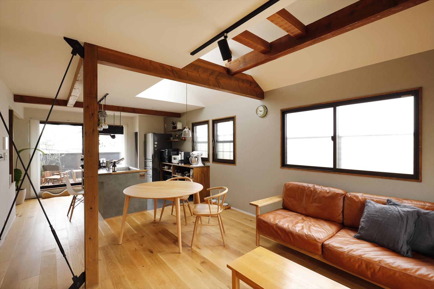 ３つの個室をつなげて2階をワンルームの広々LDKに。天上も上げて梁を見せ、縦にも広がりを。オープンデッキに出る窓は幅・高さをいっぱいに広げ、リビングからつながるように。窓は断熱サッシで断熱性も確保。