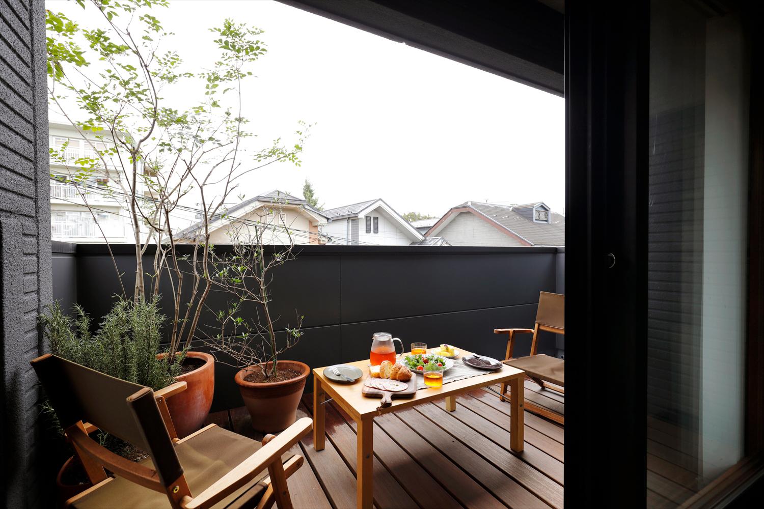 眺望の良い南側のバルコニーを拡張して、オープンデッキに。お家アウトドアを気軽に楽しめるお気に入りの空間。