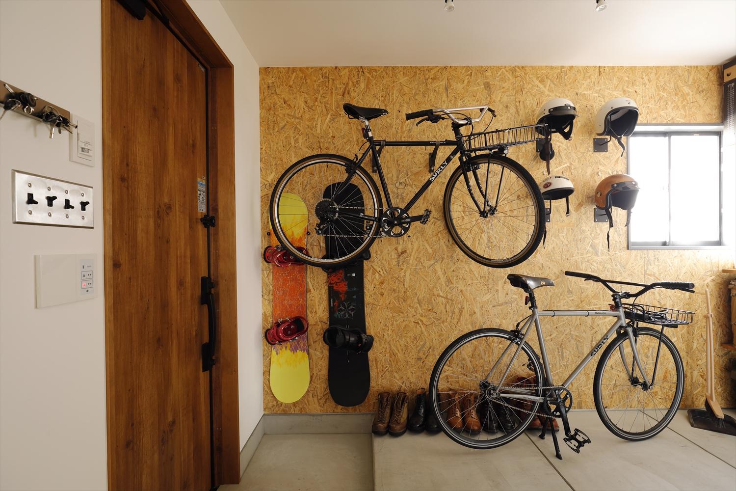 玄関土間を大きく広げて、趣味の自転車をメンテナンスできるスペースに。工具類も収納できるので、思いついたときにすぐ作業できる。
床下への断熱材充填、断熱性の高い玄関ドアの採用で、1階でも快適に作業できる。