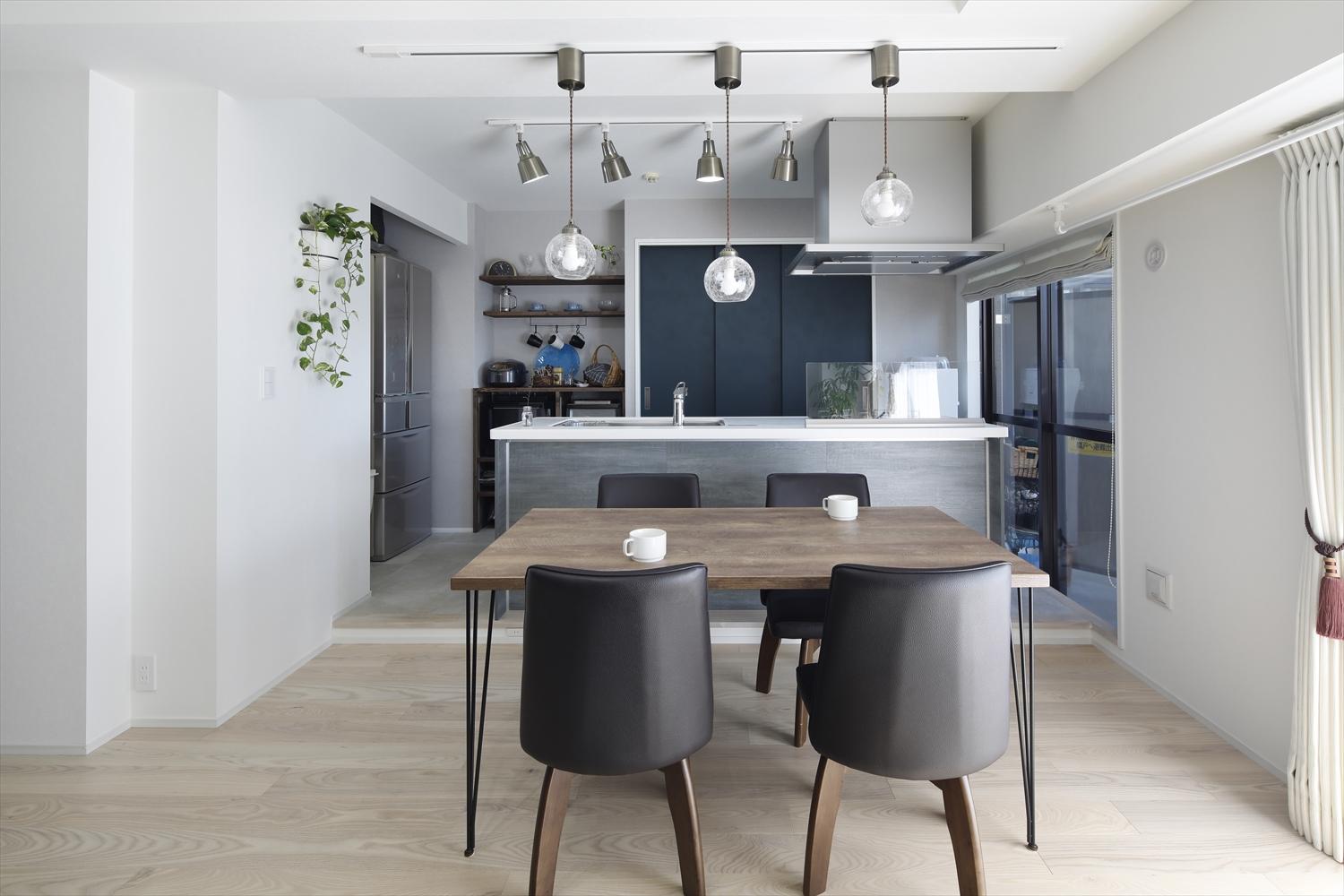 お客様をお招きし、お食事を一緒に楽しみたいと考えていらっしゃったWさんご夫妻。独立型だったキッチンを大きく移動してオープンなアイランドキッチンへ。調理しながらお客様とのコミュニケーションも楽しめます。