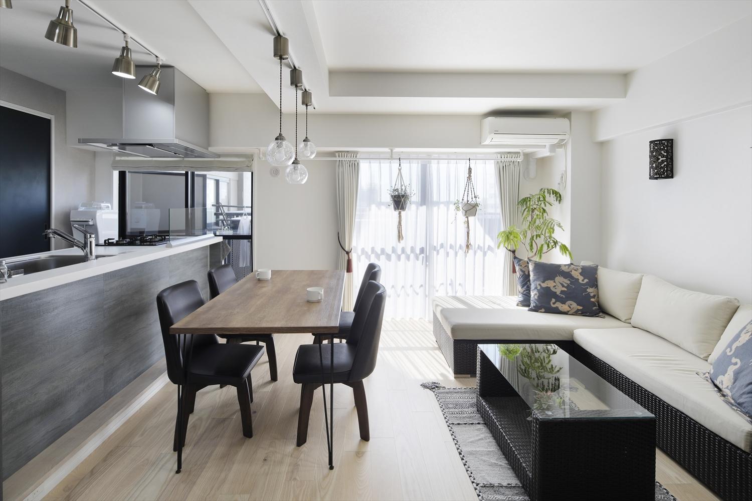 和室を取り込んで広く明るくなったLDK。バルコニーからの心地よい光でお客様にもゆったりとくつろいでいただける空間に。