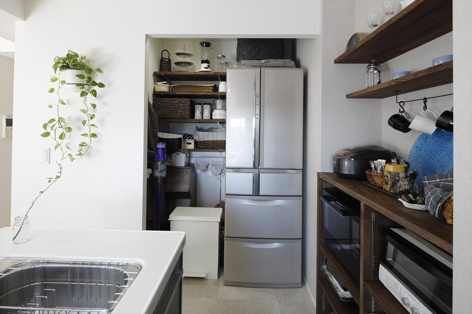 キッチンには背面収納と冷蔵庫も置けるパントリーを配置。気になっていたキッチンまわりの収納不足が解消された。いつお客様をお招きしてもスッキリキッチンで、お出迎えできる。