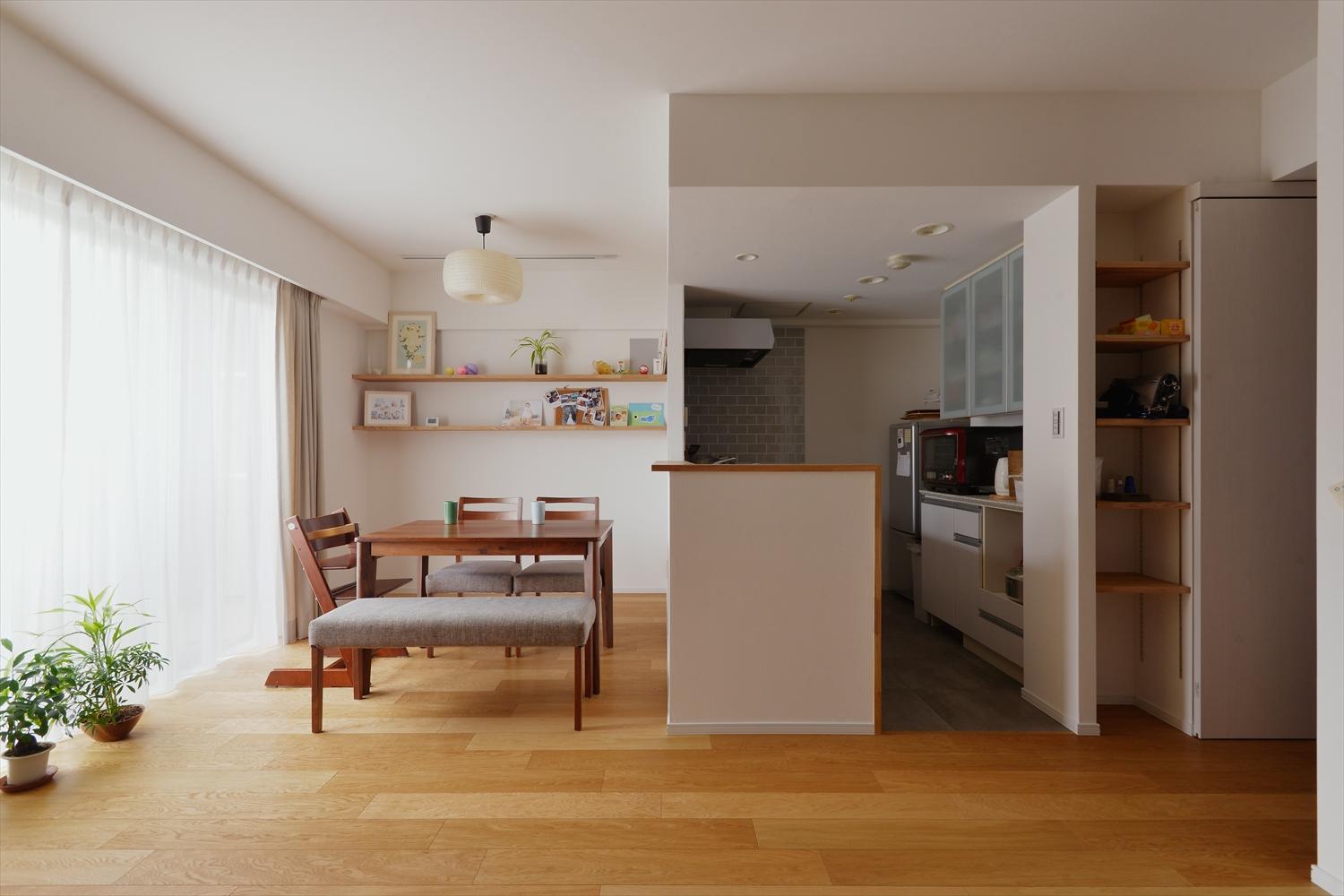 既存の床暖房がそのまま使える上貼りのフローリングを貼った床、造作の棚、木に変えたキッチンカウンターの天板など随所の工夫で、LDK全体がナチュラルで温もりのある空間に。