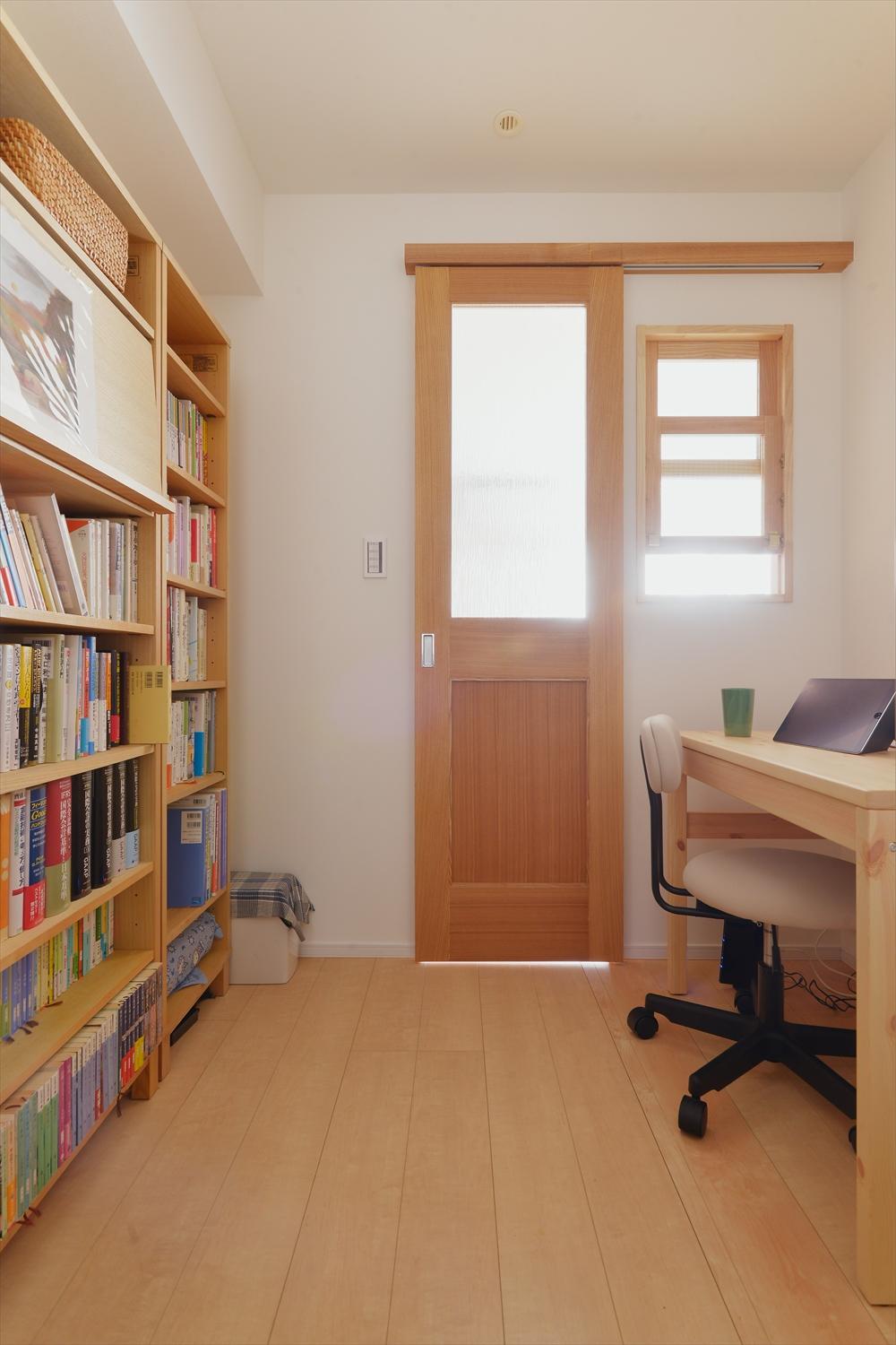 個室のWICとリビングにあった納戸を活用して作った、コンパクトながらも集中できる書斎スペース。床は既存のままだが、リビングにつながる建具や室内窓は無垢材で造作。室内窓を通して、バルコニーからの風とお子さんの遊ぶ声が聞こえてくることも。家族の気配を感じながら仕事を頑張れる！