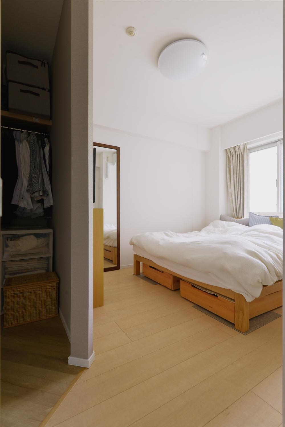 寝室はクローゼットを撤去し、間仕切りを設けてWICを作った。お子さんの衣類は動線を考えて、キッチン横に作ってあるので、ここにはご夫妻の衣類をたっぷり収納できる。