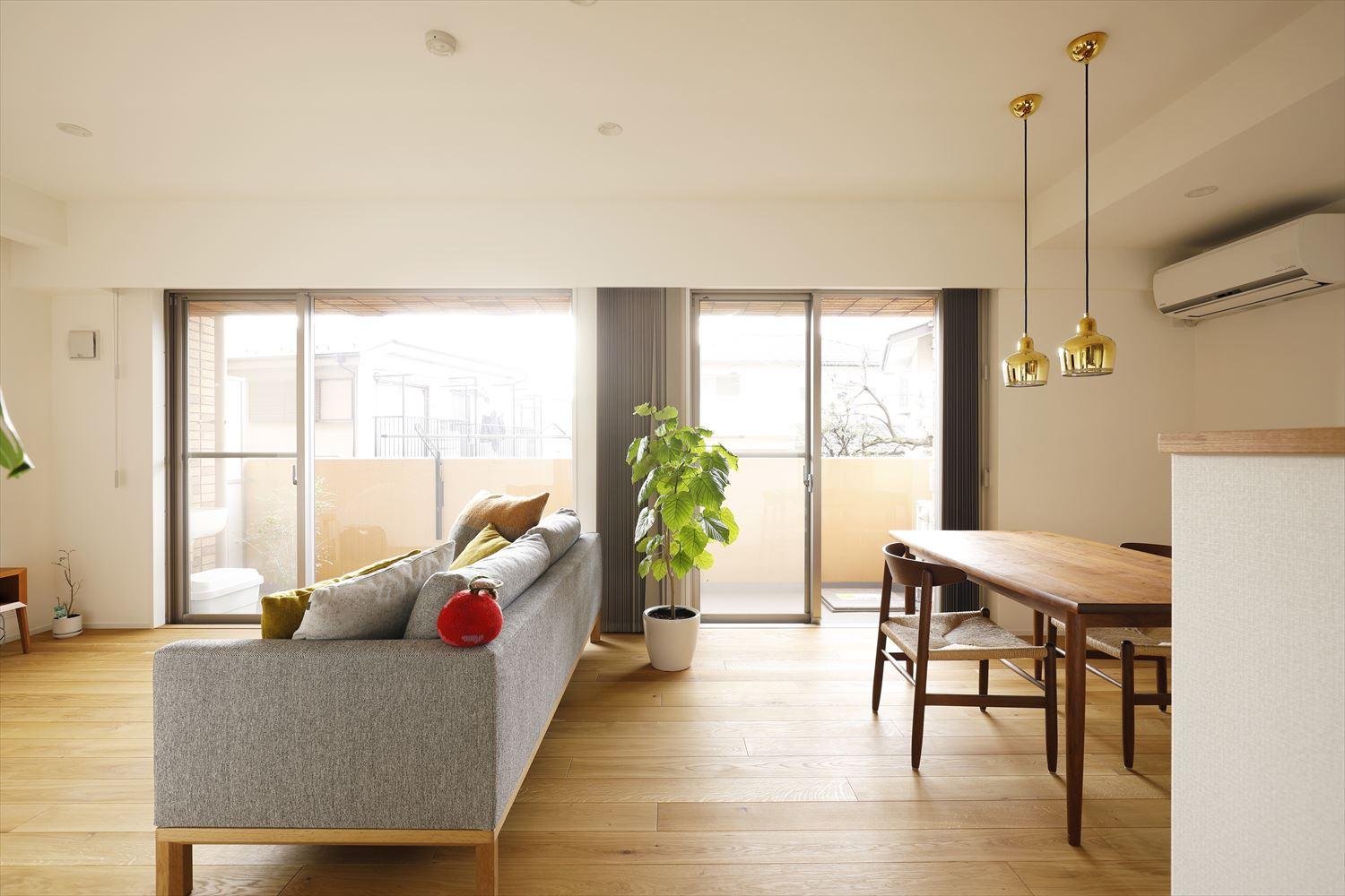 バルコニーからの光が心地よいリビング・ダイニング。
時を経ても色褪せず、ゆったりと家時間を楽しめるお住まいに。