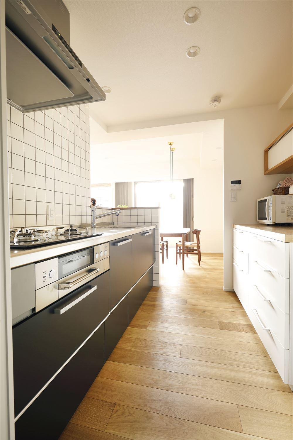 キッチンも配置は変えずに設備を交換し、内装も全体に合わせてこちらもシンプルに