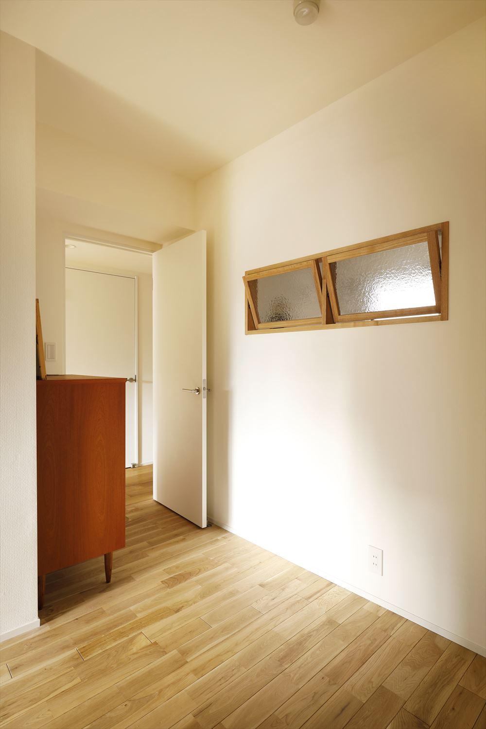 洋室を２つに分け、リビング側の寝室に、外廊下側をゲストルームにした。
寝室とゲストルームの間には室内窓を設け、空気が流れ、窓のない寝室にも光が届くようにしている