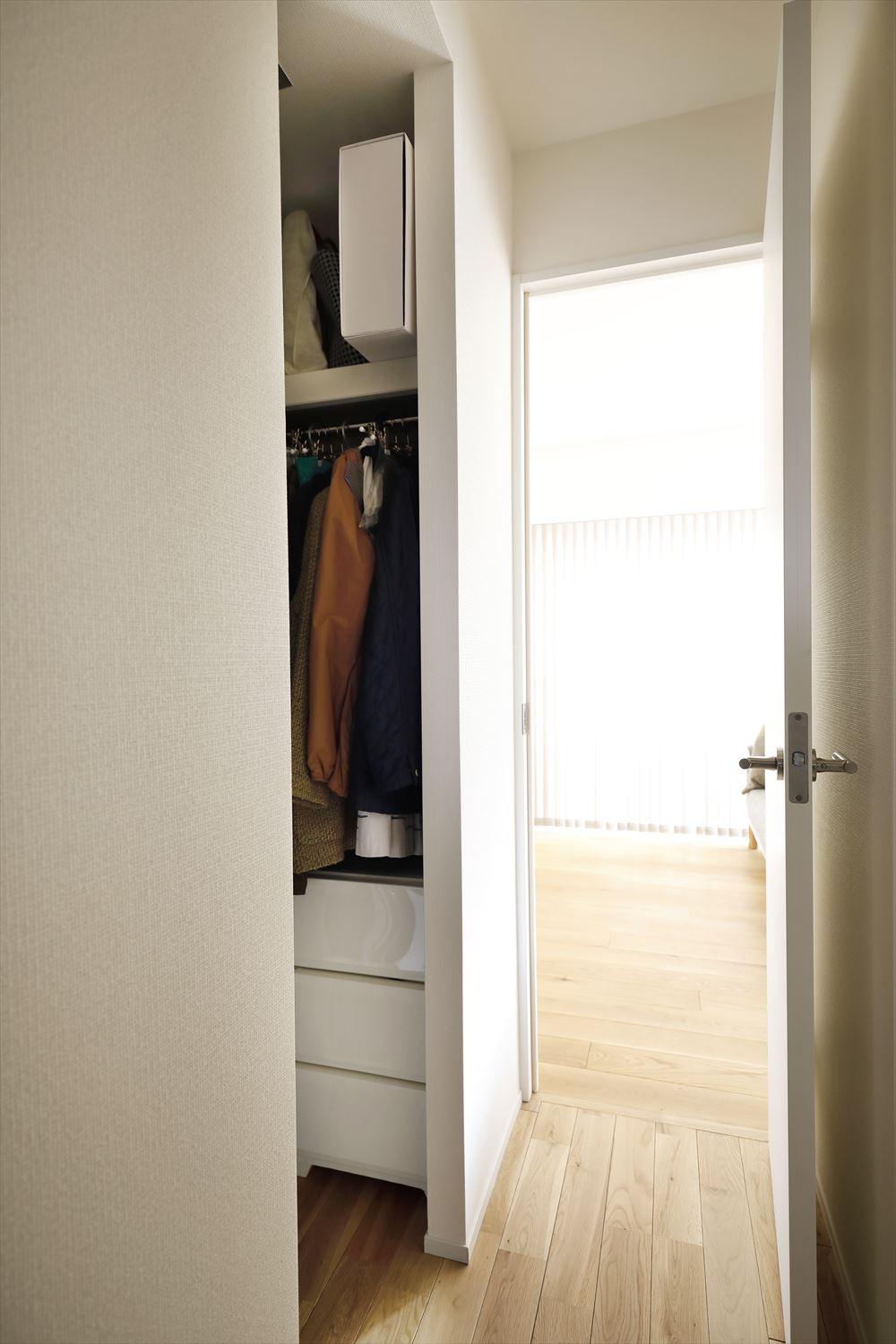 寝室のWICは形を変えて、収納量をキープしつつ、寝室から直接リビングに出られるルートも設けた。