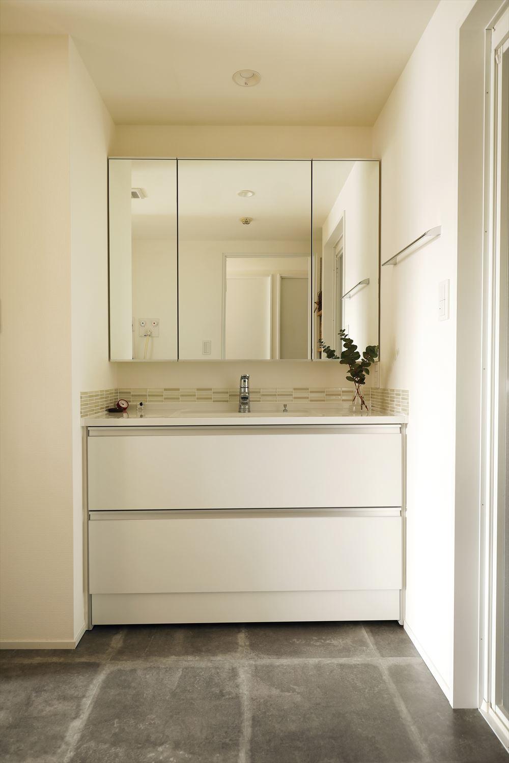 設備を交換し、シンプルに仕上げた洗面。機能的で使い勝手良くを重視。