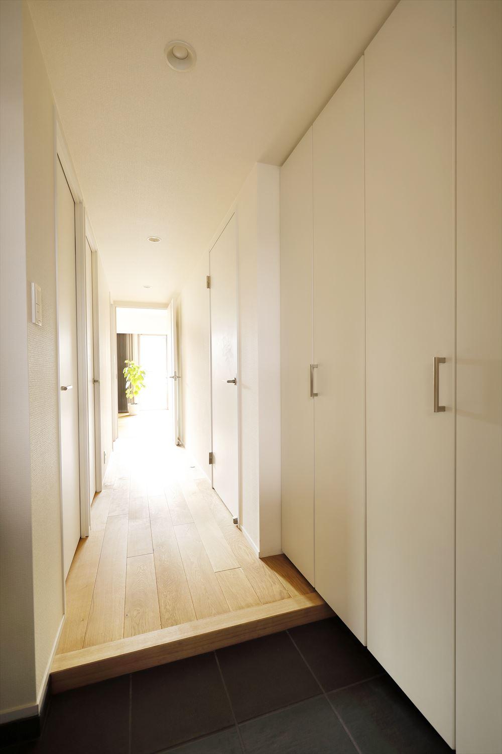 比較的築浅だったこともあり、洋室を２つに分けた以外は、シンプルに内装・設備改修にとどめた。
玄関もすっきりとした空間に。
白を基調にしているので、空間に広がりを感じられる。