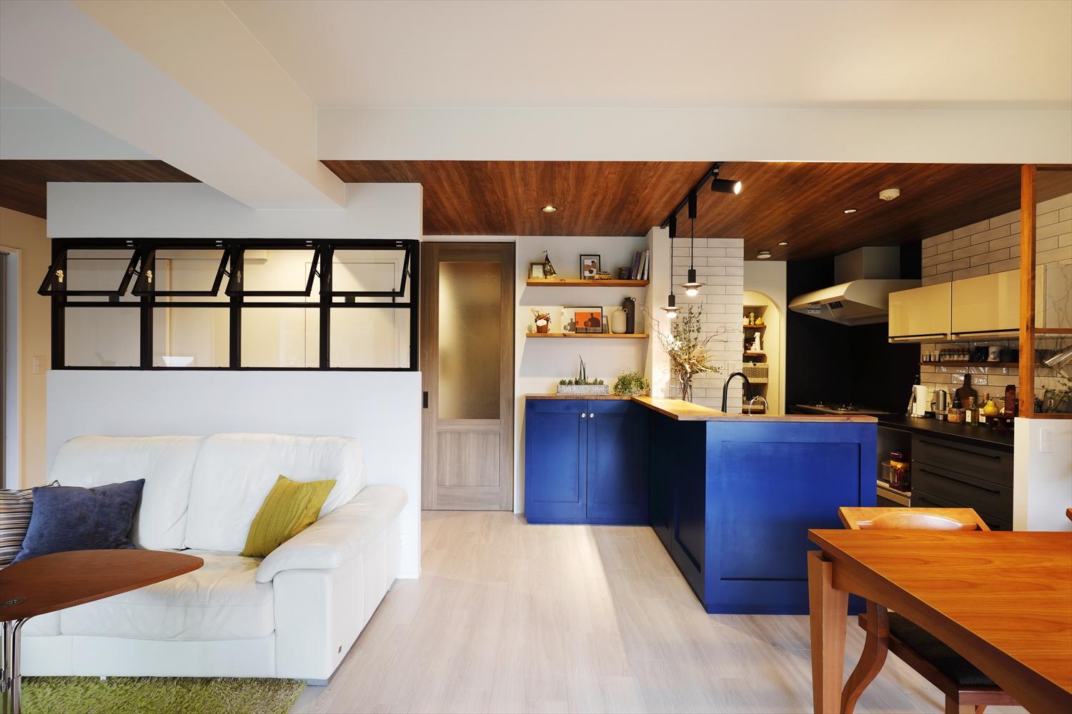 ゆったりとくつろげるLDKは、どこからでもパークビューが楽しめることを意識してプラン。廊下も一部をリビングに取り込んで解放感をアップ。大きな室内窓のある間仕切りで水まわりの入り口を隠しつつ、室内窓で圧迫感を減