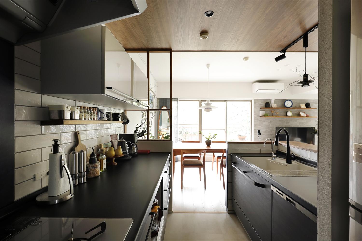 「キッチンからもパークビューが見えること」はUさんご夫妻が強くこだわったところ。マンションの構造上、窓に向けて対面キッチンは難しかったので、キッチンは窓に対して横向きに。パントリー側からも回れる動線で夫婦でキッチンにたってもスムーズ