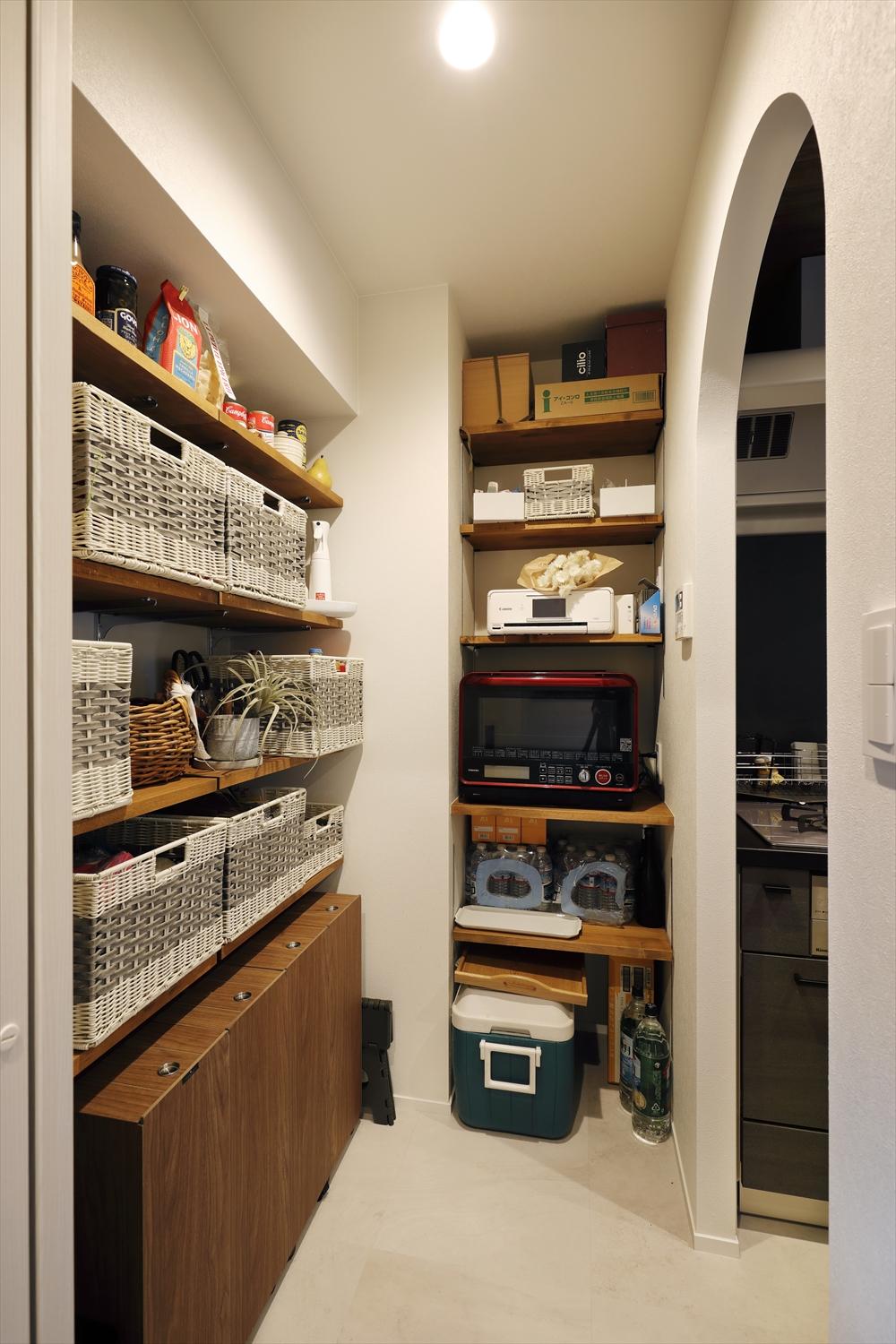 キッチンをリビング側に移動して生まれた空間にパントリーを配置。玄関側からも直接アクセスできるようにしたので、買い物帰りの収納も便利
