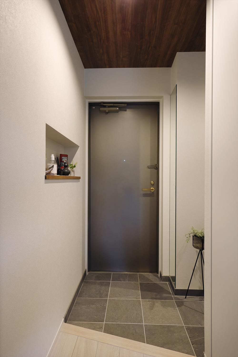 元々キッチンがあった空間の一部と玄関をつなげてシューズインクローゼットを作った。そこからそのままパントリー→キッチンへと移動できる