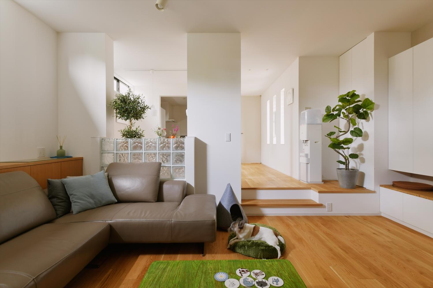 既存のダウンフロアリビングを活かしたLDK。ダイニングとリビングの間の間仕切り壁は一部を撤去してガラスブロックに。圧迫感がなくなり、風と光が抜ける心地よい空間に