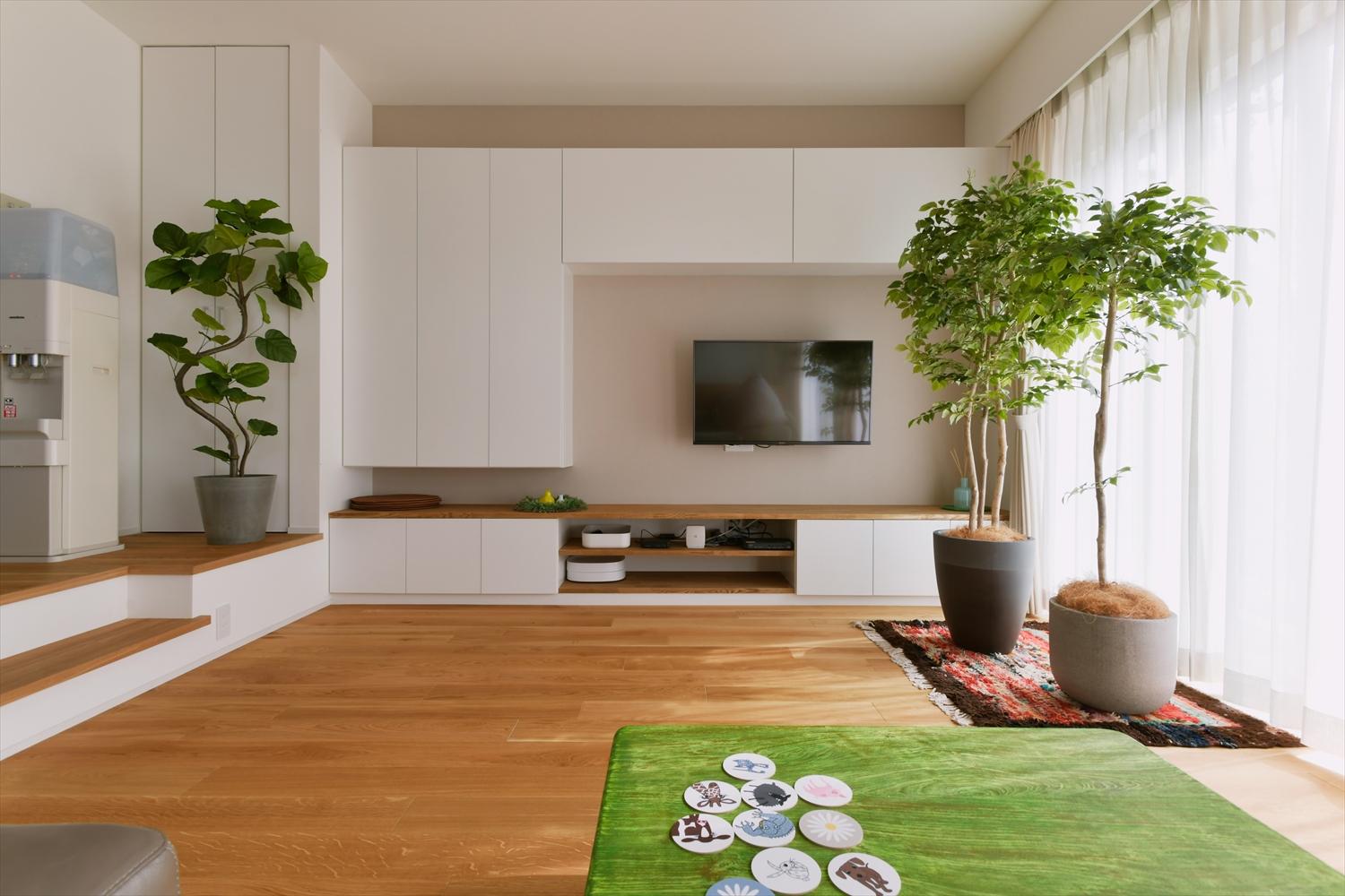 飾り付けを楽しめるよう、内装はあえてシンプルに。白く塗装したテレビボードと壁付け収納は既存の造作収納をリメイク