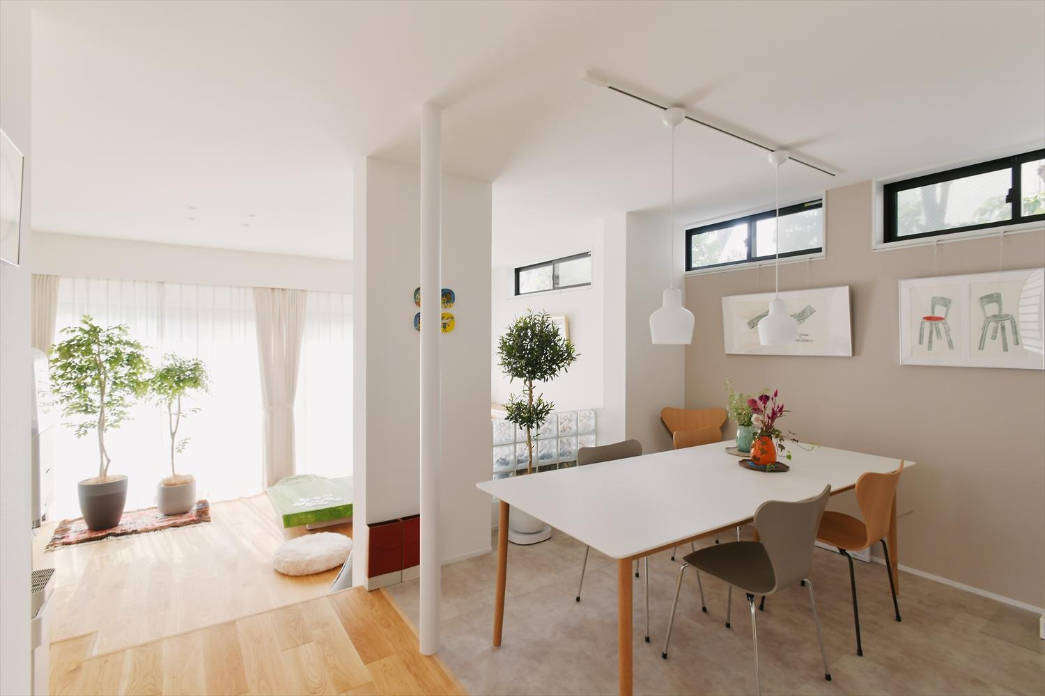 リビングへのステップの位置を変えて少し広くなったダイニング。壁に好きな絵を飾れば、カフェギャラリーのような空間に