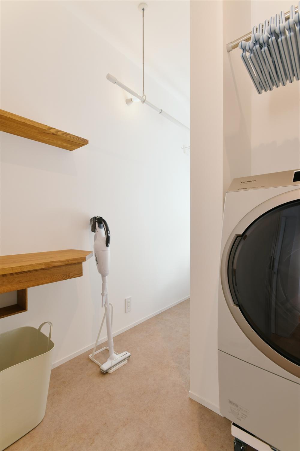 洗濯〜取り込むまでを効率的に進められるランドリールーム。隣の洗面脱衣所との間に設けた小さなハッチから、入浴時の洗濯物をランドリールームのボックスに直接投げ込めるので、洗濯物の回収もスムーズ！！