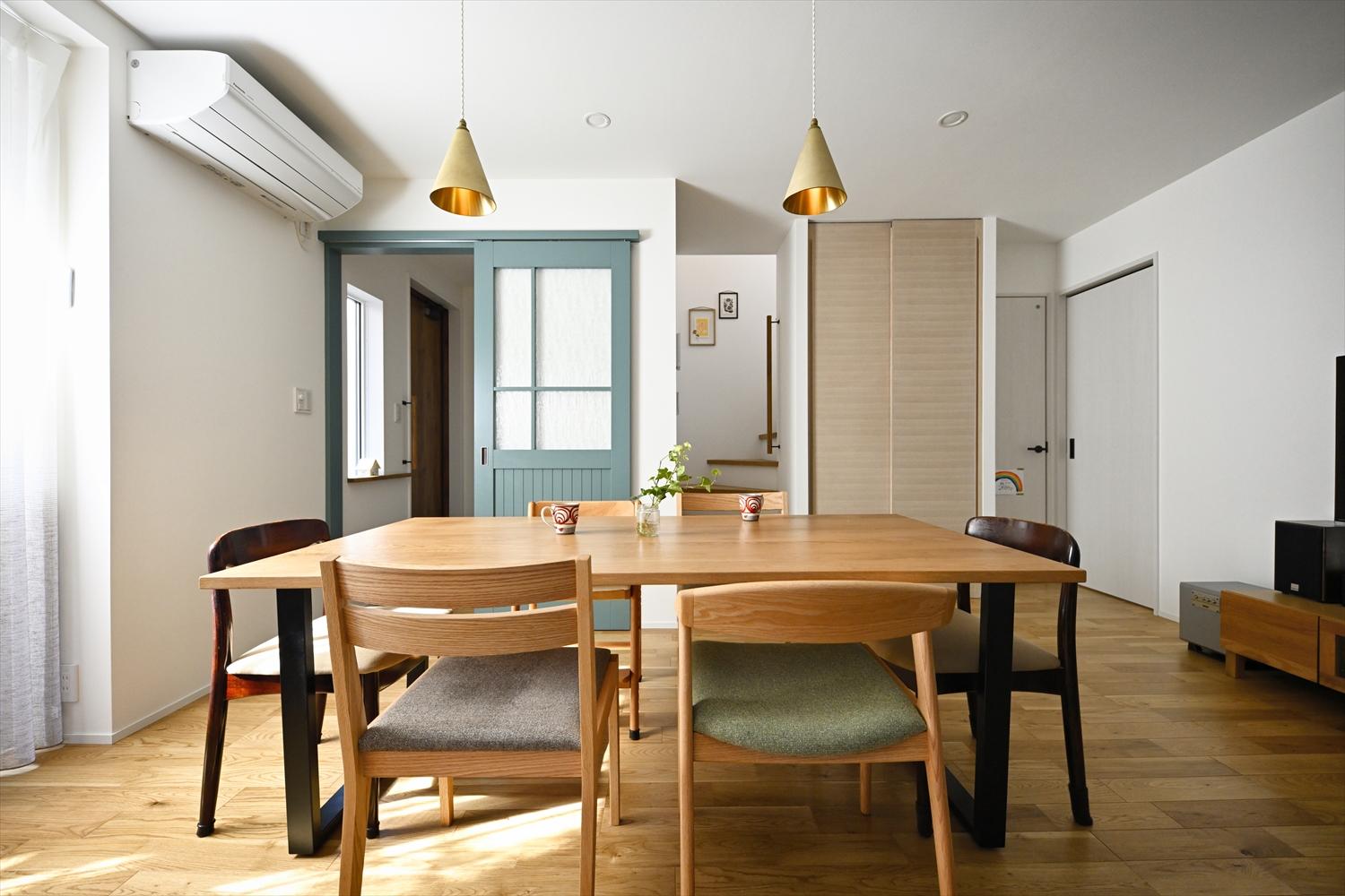 2世帯共有のダイニングスペース。学校から帰ってきたお子さんたちが、おじいちゃんおばあちゃんと遊ぶ場所にも。正面引き戸奥が玄関、正面中央は階段で2階に上がれる。