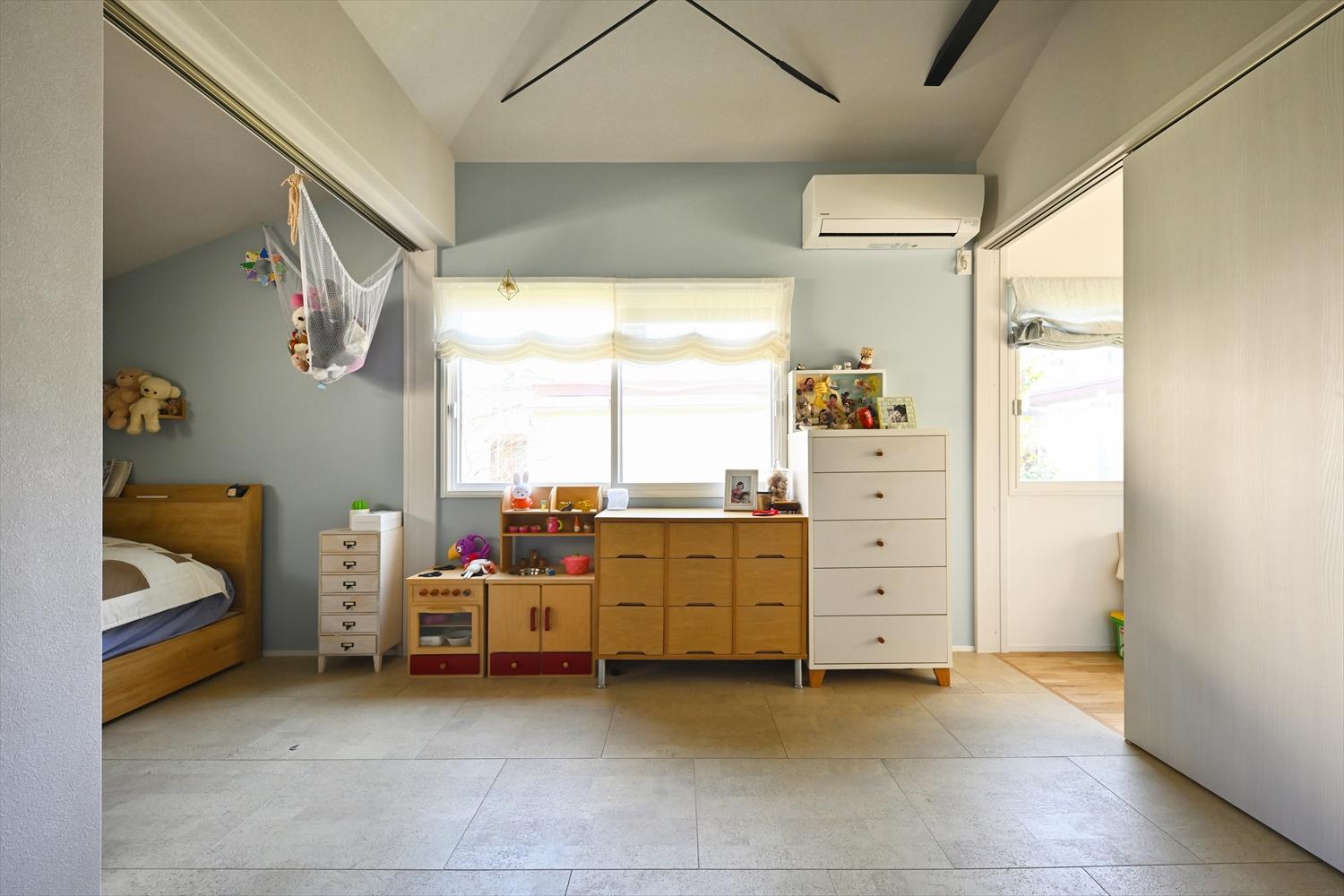 子世帯の主寝室。写真右手がファミリールーム、左手が子ども室。間仕切りの引き戸を開ければ3部屋がつながり広々と使える。