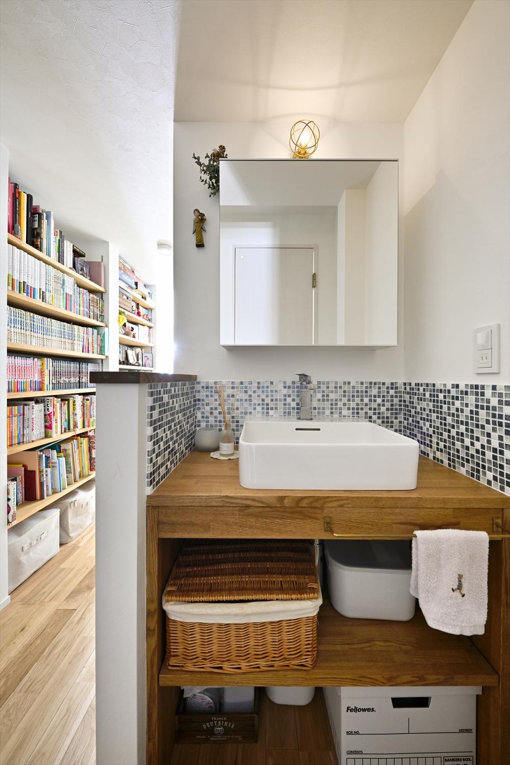 ２階にある子世帯用の洗面。１階と二ヶ所あることで朝の混雑防止にも。立ち上がりのモザイクタイルとマリンランプがこだわりで、朝の準備がちょっと楽しくなる空間