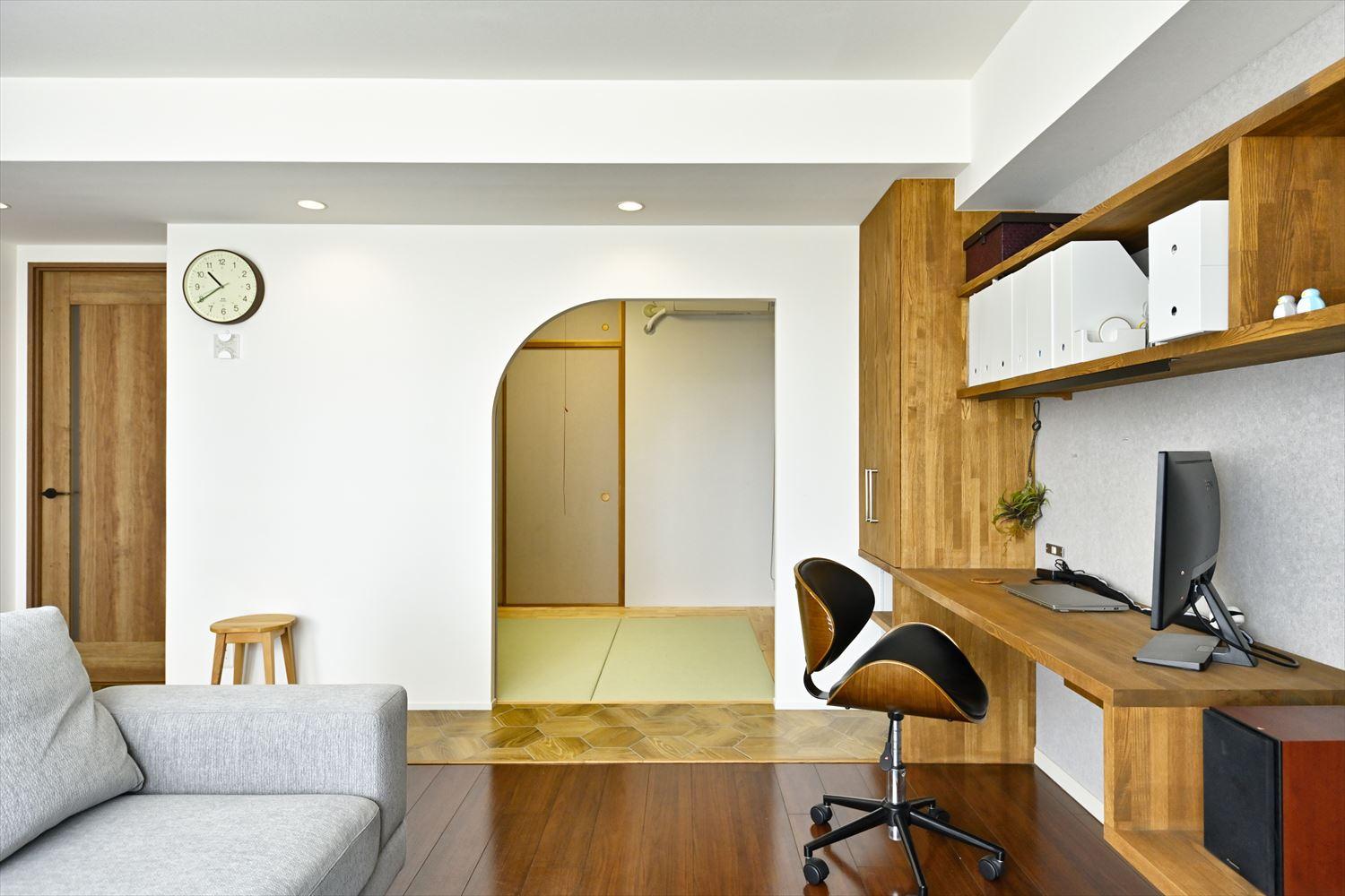 リビング横の和室の一部をリビングに取り込み、和室だった部分の床にはヘキサゴン柄のフロアタイルを。継ぎ接ぎ感の出ないよう、既存の床との繋ぎ方に工夫した