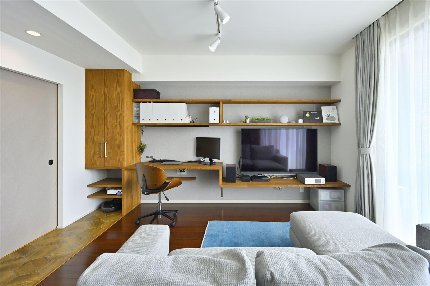 リビングの壁一面には造作家具を。テレビ台、本棚、ワークスペース、そしてリビング収納がまとまった便利な家具。壁一面にまとまっているので、部屋全体がすっきり