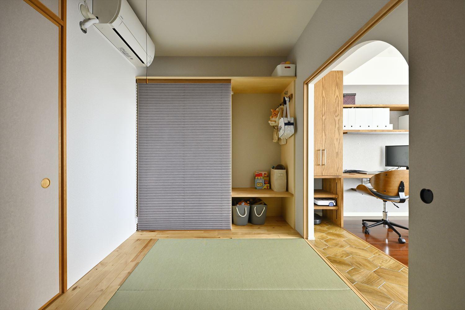 片側だけをRにした開口が印象的な和室。キッズスペースとしても活用できるようお子さんのおもちゃがしまえるクローゼットを設けた。