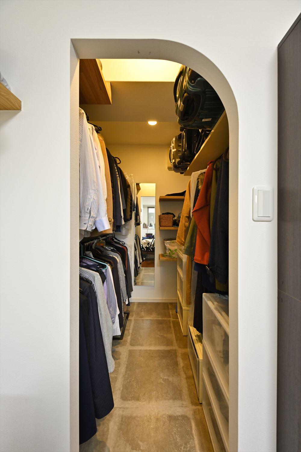 和室と同じように開口の片側だけRにしたウォークインクローゼット。既存のスペースを広げて使いやすく