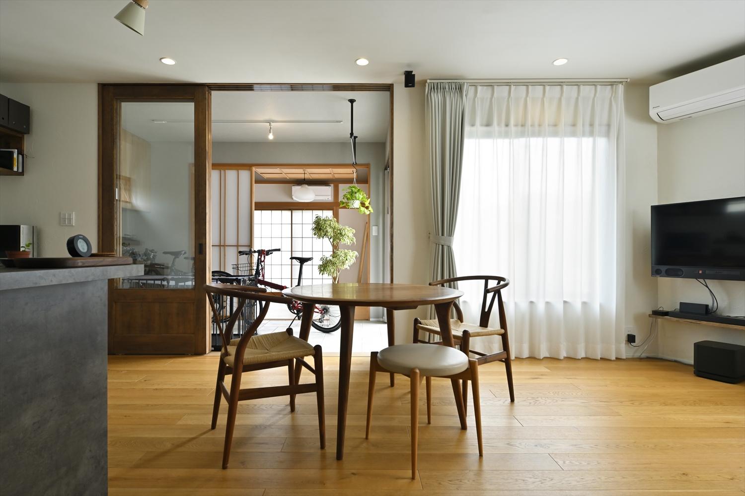 リビング奥の和室、手前はインナーテラスに。直接お庭→道路へと出られる。