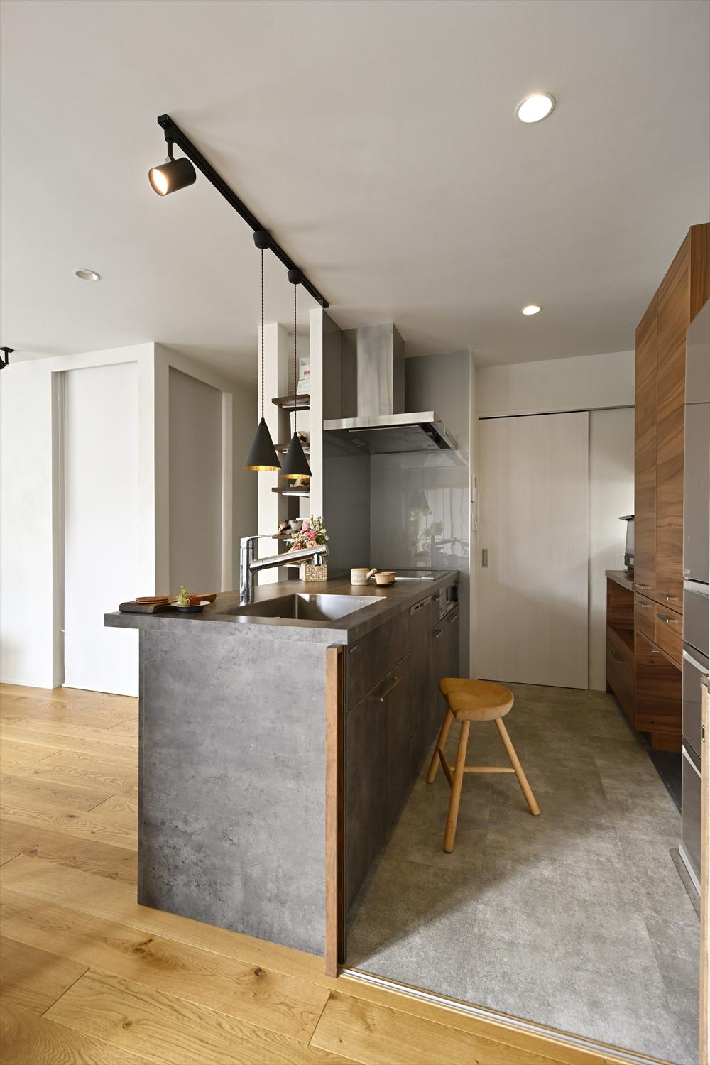 壁付けから対面式になったキッチン。奥の引き戸から洗面脱衣所に直接アクセスできる