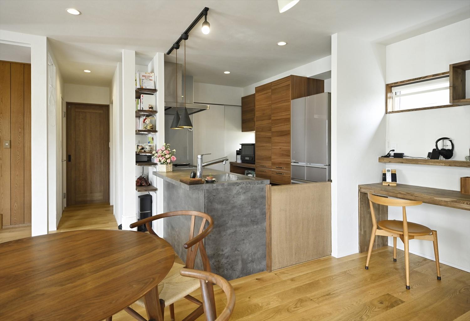 キッチンの入り口にはわんちゃんが入って来られないようにペットゲートを設けた