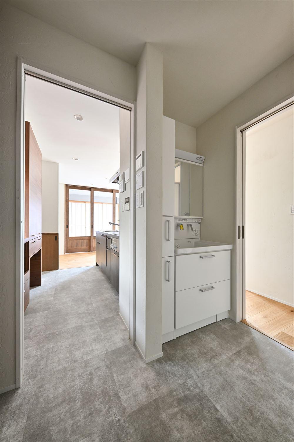 キッチン→水回り→玄関（廊下）→リビングと行き止まりなく、くるくる回遊できる動線。朝の忙しい時間も動きやすく、準備がスムーズ！