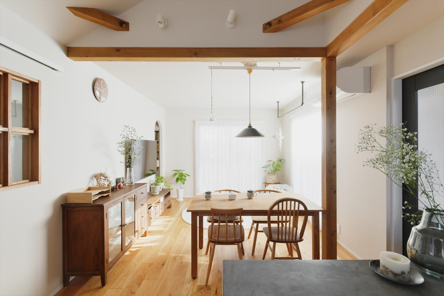 陽当たりのあまり良くない1階からLDKを2階に移動。天井を上げて吹き抜けにし、広々と明るい空間に。あらわしにした構造材の木目がシンプルな空間のアクセントに。