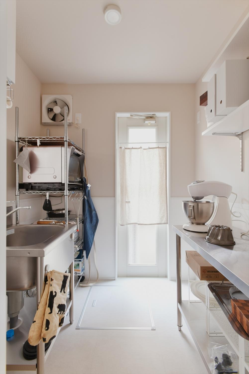 1階に設けた妻Hさん念願のお菓子工房はお仕事の場でもある。シンプルな構成で作業しやすい空間に。