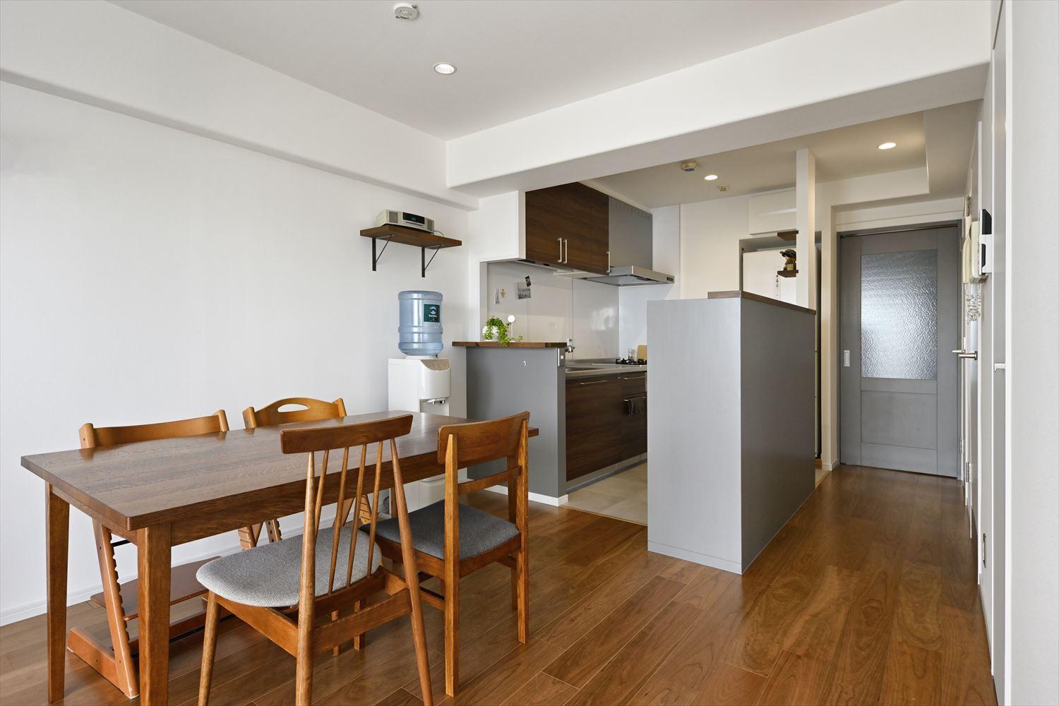 位置はそのままに廊下側の壁を取り払い、明るくなったキッチンとダイニング。キッチン背面のカウンター周りはぐるりと回遊できるので、家事動線もスムーズ