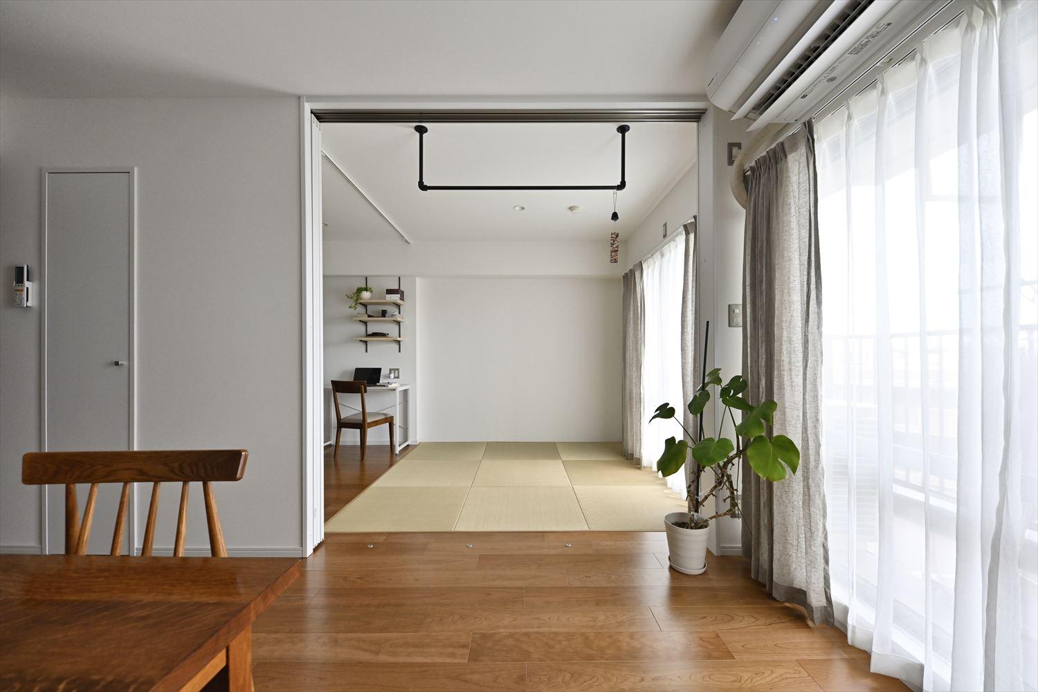 リビング横の和室は主寝室に。天井までの背の高い引き戸なので、開け放てばリビングとつながり広々とした空間を楽しめる。