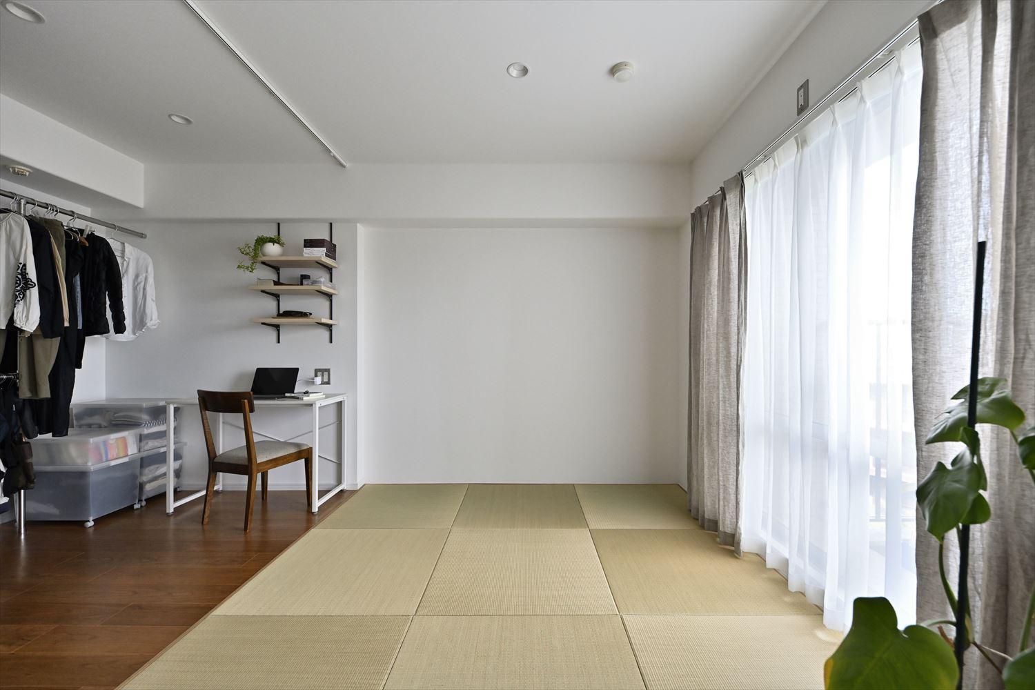 主寝室にはオープンなWICと夫の在宅ワークスペースも設けた。限られた広さを最大限に活かしている