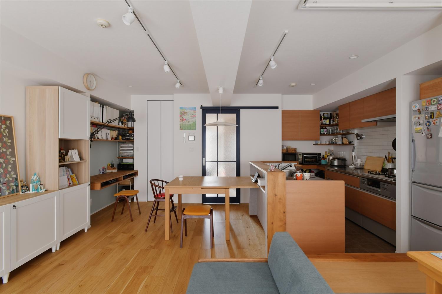 キッチンはリビングに平行になるように配置。リビング横の個室を取り込んで広くなったリビングを見渡せるように。