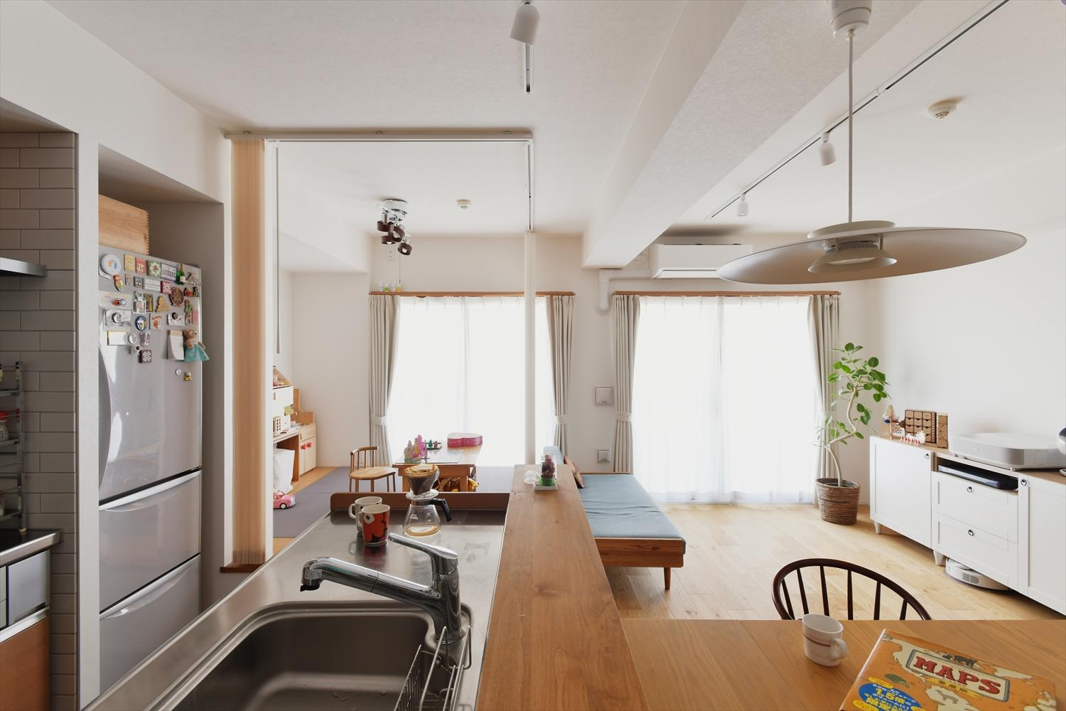 隣の個室を取り込んで、2箇所の窓からたくさんの光が入るようになったリビング。