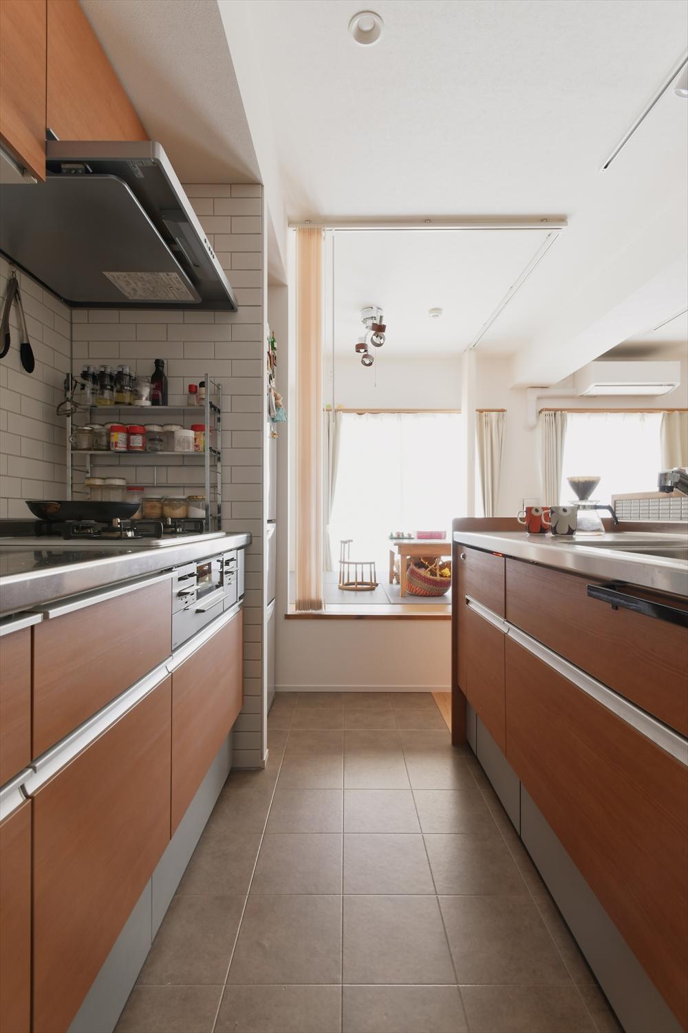 キッチンは作業スペースが広く動線も良いⅡ型タイプに。カウンター側はアイランドタイプで回遊できる