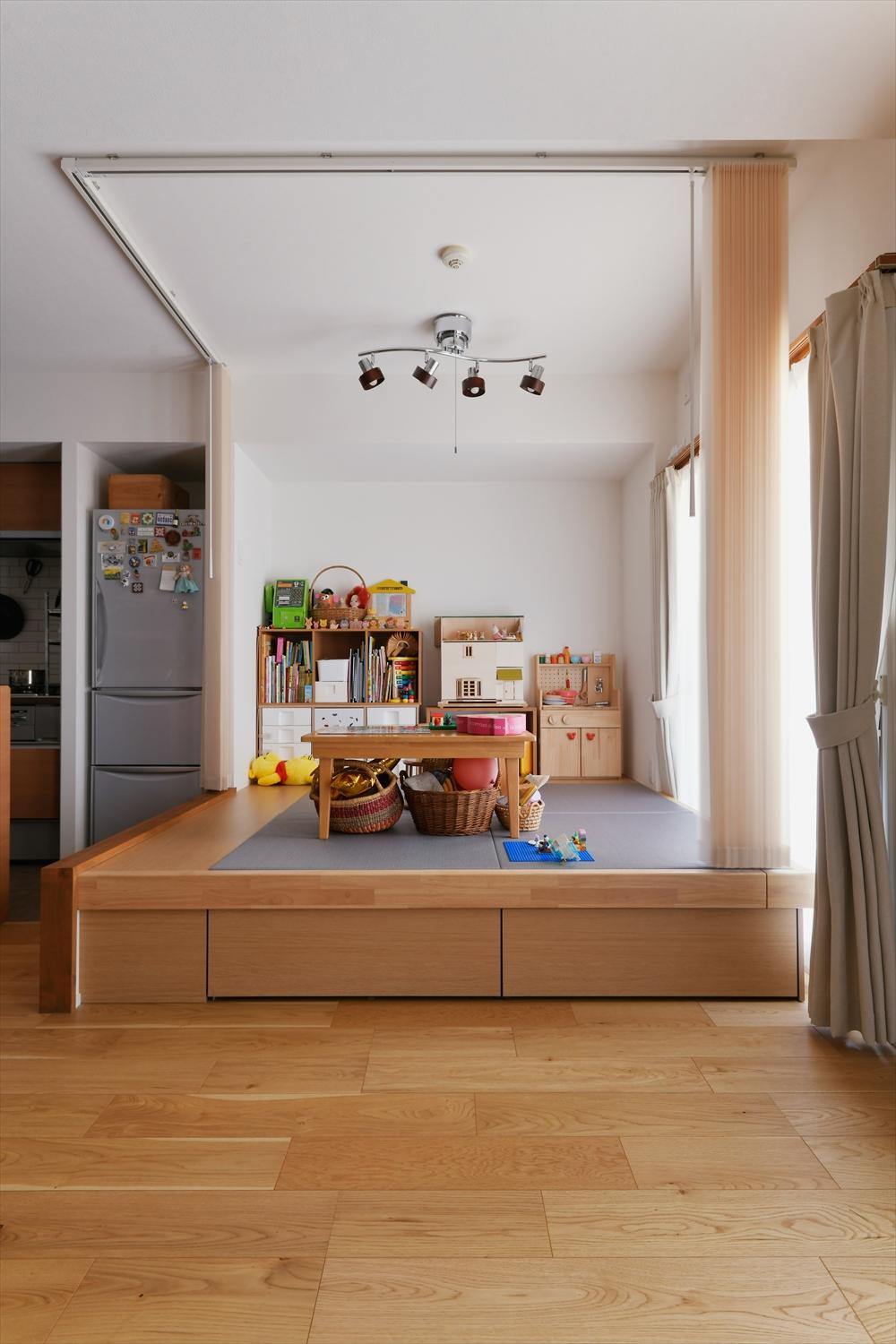 畳を敷いた小上がりは心地よい日差しでお昼寝にも◎。今はお子さんの遊び場＆お昼寝スペース、お子さんが個室を使うようになったら、主寝室になる予定