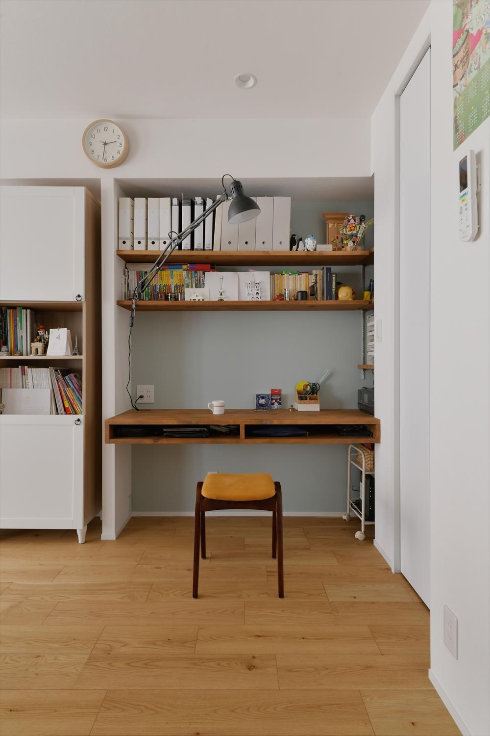 ダイニング背面に設けたワークスペース。在宅ワークに、そして将来のリビング学習にも活用できる。