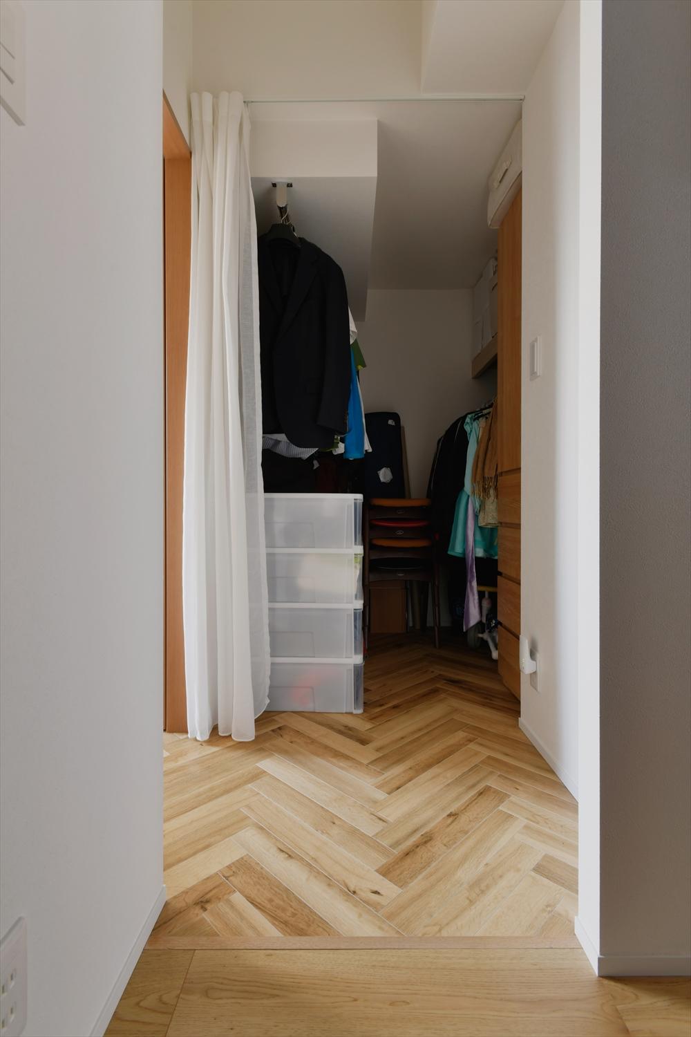 個室の空間を少し狭めて、家族全員の衣類をまとめて収納できるファミリークローゼット