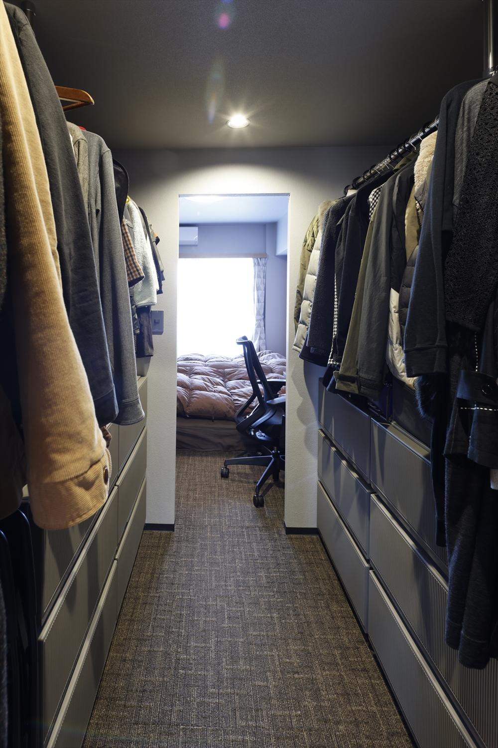 元和室の押し入れ部分と寝室のクローゼットをつなげて、家族全員の洋服がすっきり収まるウォークスルークローゼットに。おうちの裏動線＆風の通り道としての役割も。