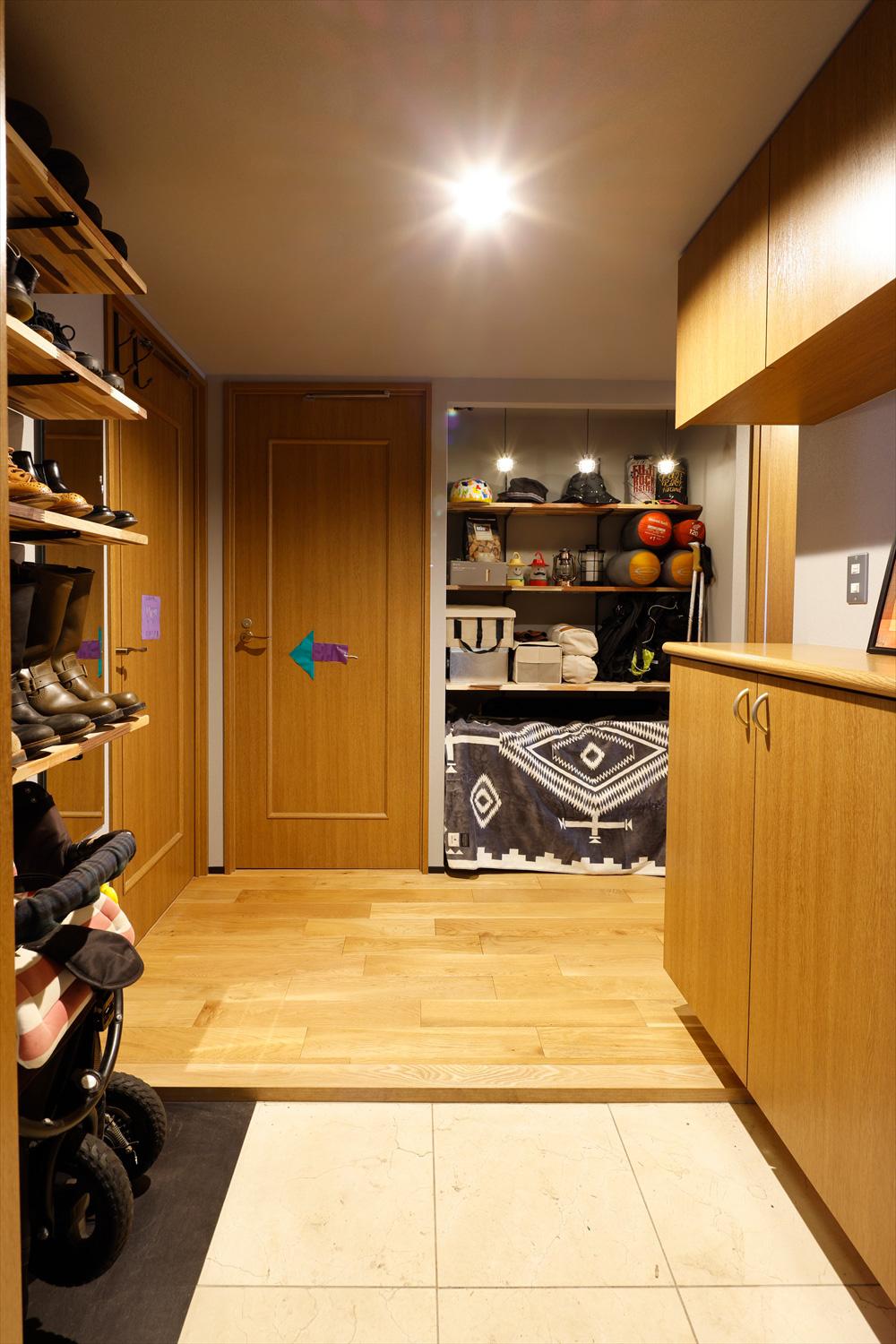 玄関土間左のオープン収納と正面の棚はDIYで。収納するものや靴のサイズに合わせて棚板を調整できて使いやすい。正面の収納には愛用のアウトドアグッズを入れているそう